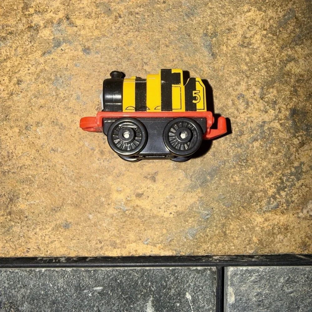Thomas & Friends Core Moment Minis Bumble Bee James 1.5